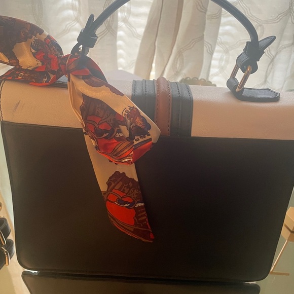 Adorable, lady’s handbag w/adjustable strap to wear crossbody. Never used.​ - Picture 11 of 12